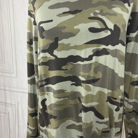 Camo top 🖤 - Picture 3 of 6